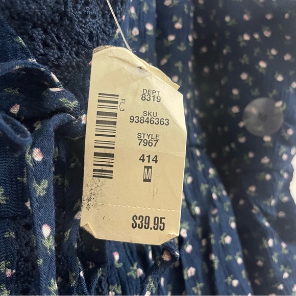 Aeropostale Floral Lace-Trim V-Neck Cropped Cami - Picture 7 of 9